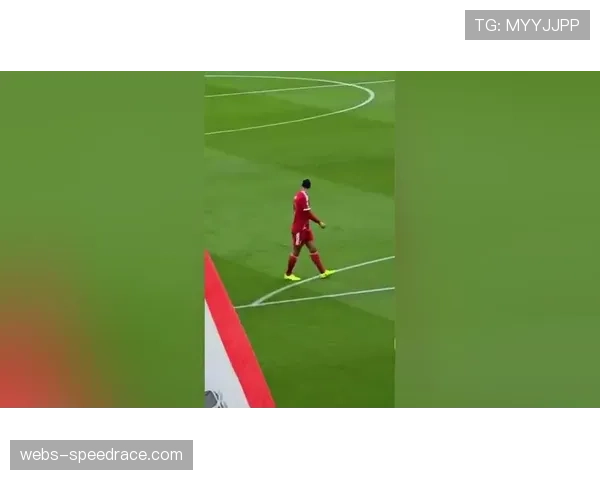 范戴克躬身与若塔孩子击掌,安菲尔德温情一幕诠释永不独行 范戴克躬身与若塔孩子击掌,安菲尔德温情一幕诠释永不独行