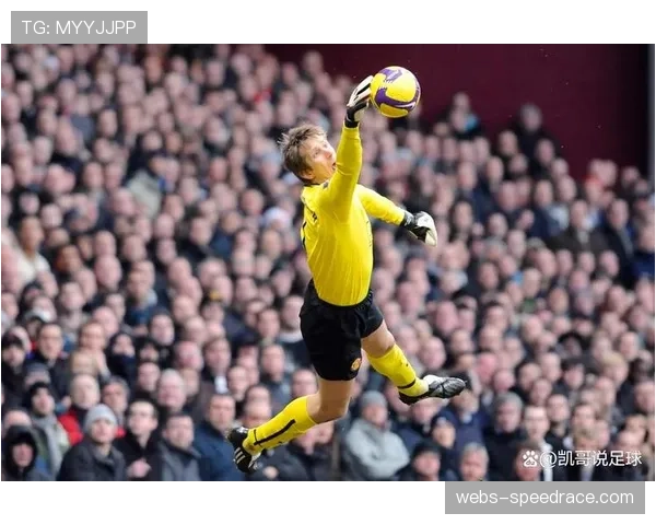 特写:哈兰德在对方人墙中反复移动,干扰门将视线直至进球 特写:哈兰德在对方人墙中反复移动,干扰门将视线直至进球